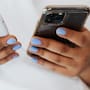 La CRT aclara que el registro obligatorio vincula tu identidad al número y no al aparato físico, por lo que no requieres un nuevo trámite al estrenar celular, pero exige consultar al operador si haces portabilidad para evitar la desconexión