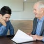 Nombrar un albacea no es lo mismo que elegir un heredero porque uno administra los bienes mientras el otro los recibe y la ley fija un cobro por ese trabajo que debes considerar al preparar tu testamento