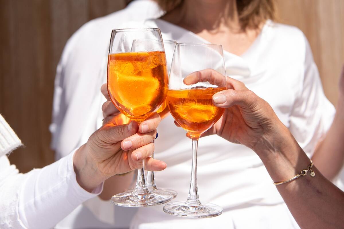 Fijarse una cantidad de bebidas alcohólicas a tomar es una buena forma de controlar su consumo.