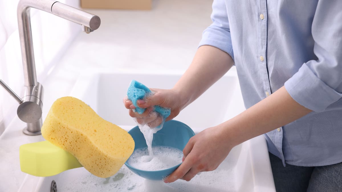 De acuerdo con enfoques de organización del hogar y bienestar cotidiano difundidos por especialistas en productividad doméstica, este comportamiento está asociado con personas que buscan optimizar su tiempo y mantener el control de su entorno.