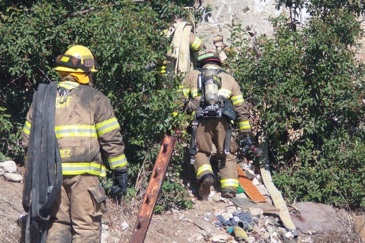 Fuego consume tres viviendas en el cañón Palmeras de Tijuana