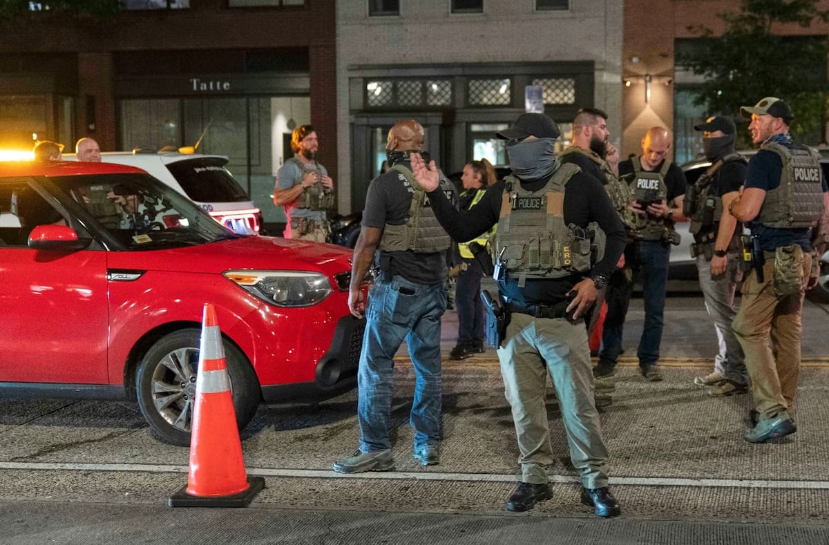 Agentes de Investigaciones del Departamento de Seguridad Nacional se unen a oficiales del Departamento de Policía Metropolitana de Washington mientras realizan revisiones de tráfico en un puesto de control a lo largo de la calle 14 en el noroeste de Washington, el miércoles 13 de agosto de 2025. | Crédito: AP/Jose Luis Magaña
