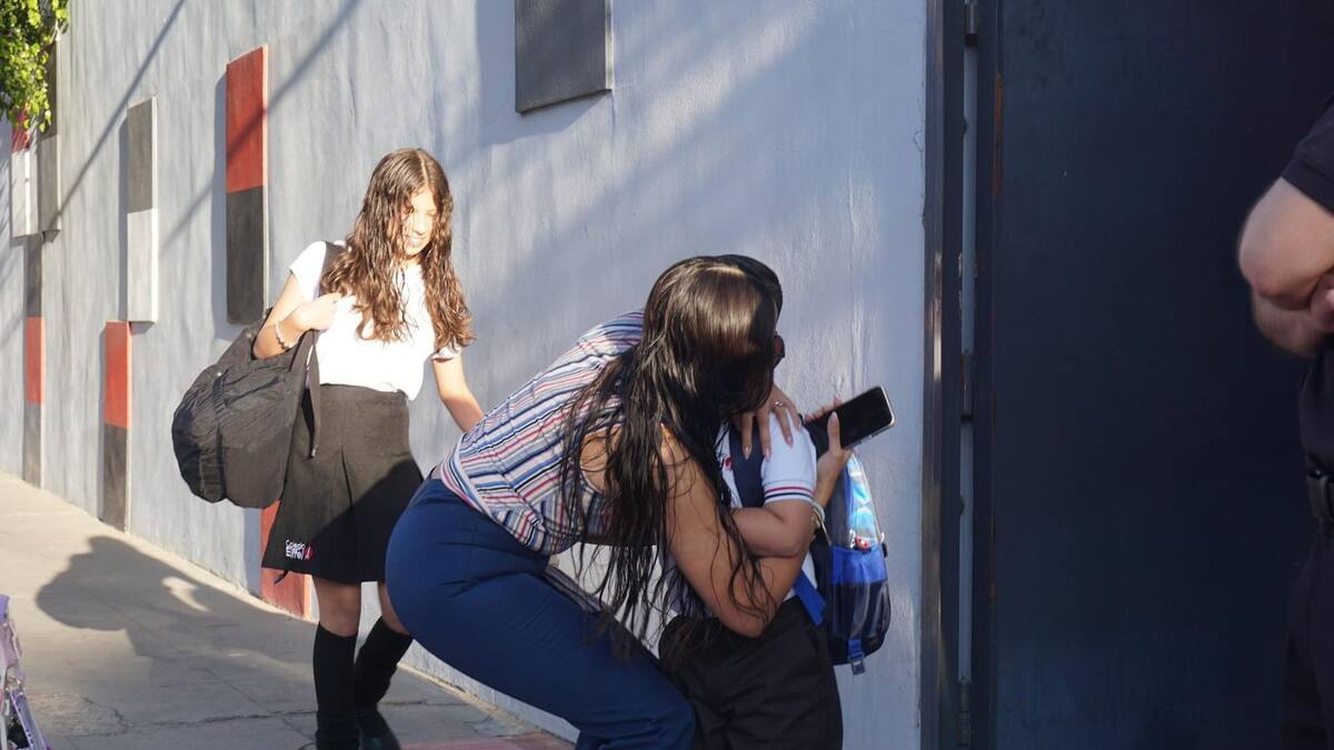 Este lunes, decenas de estudiantes regresaron a clases en el Colegio Eiffel.