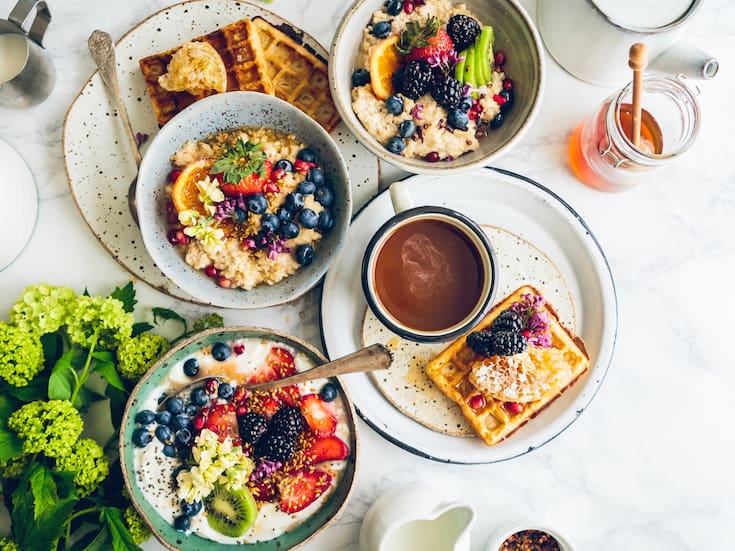 Estos son los 10 alimentos clave para fortalecer el sistema inmunológico de los niños, según expertos