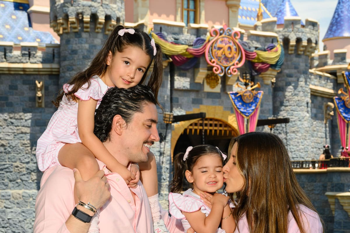 Alex Fernández celebra el cumpleaños de su esposa en Disneyland junto a sus hijas