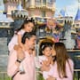 Alex Fernández celebra el cumpleaños de su esposa en Disneyland junto a sus hijas