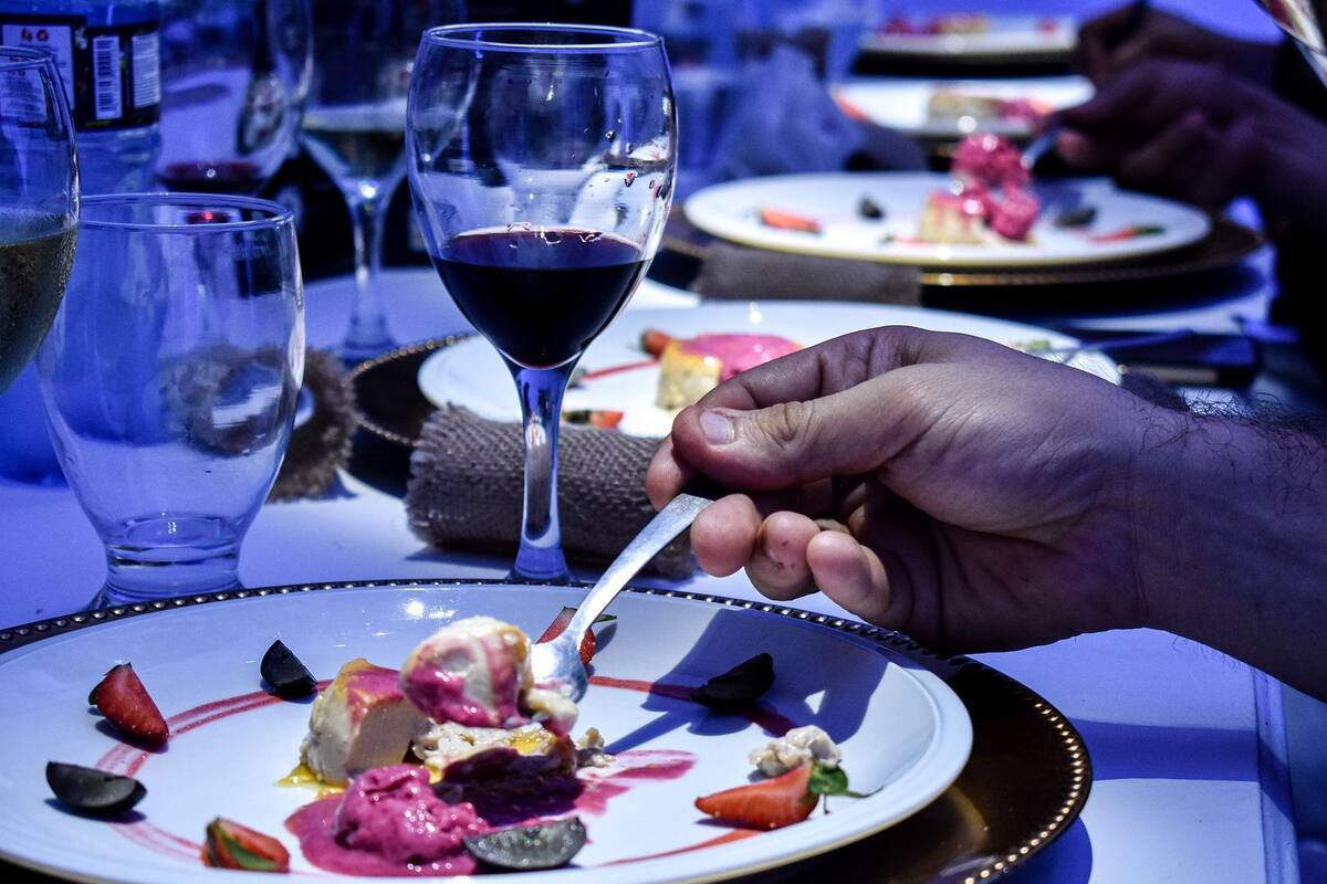 Beneficios que causa tomar una copa de vino tinto en la noche