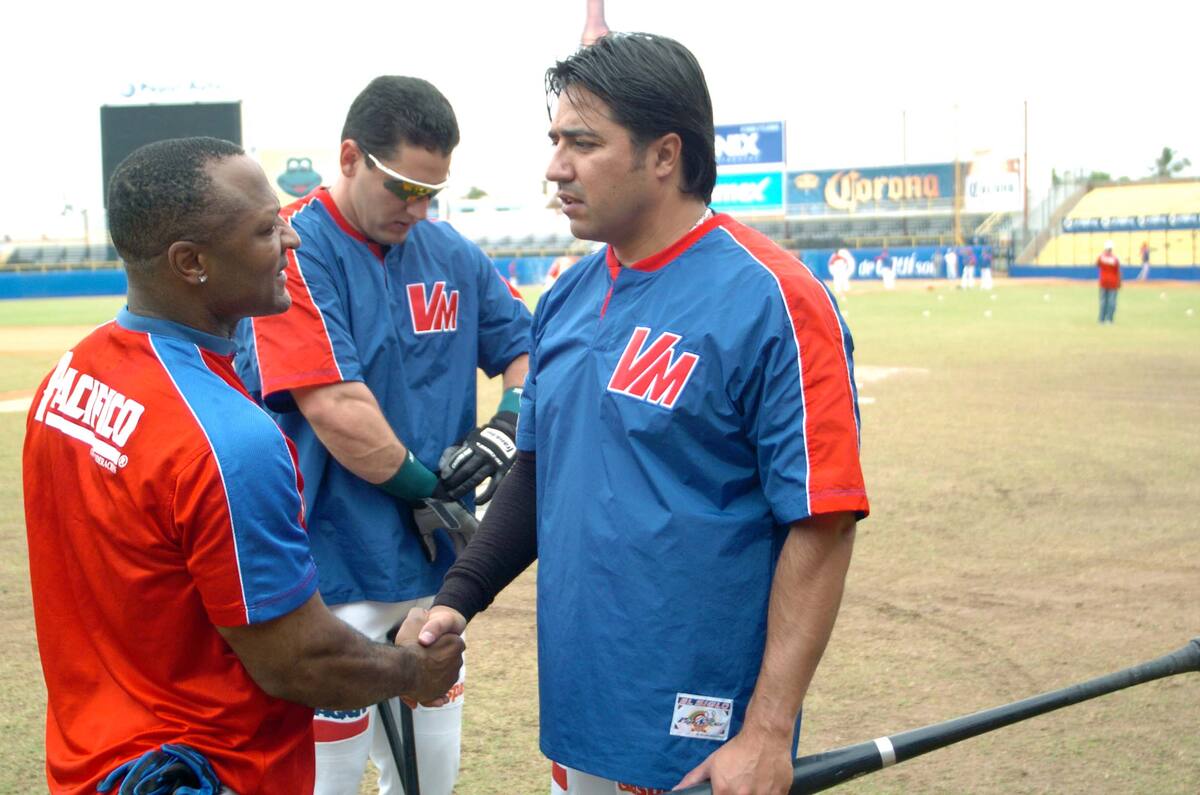 Trenidad Hubbard le da la bienvenida a Mazatlán a sus excompañeros Vinicio Castilla y Erubiel Durazo, que llegaron a reforzar a los Venados para la Serie del Caribe 2005.