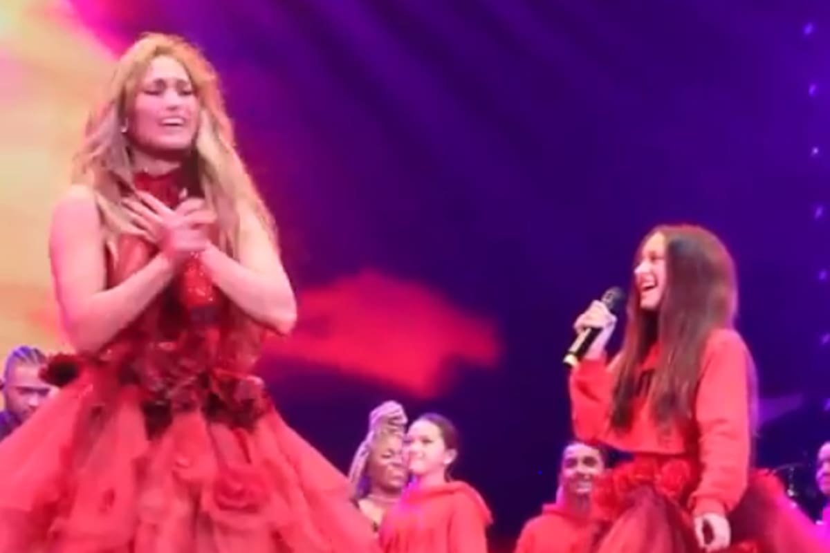 Jennifer López presume el talento de su hija en el escenario