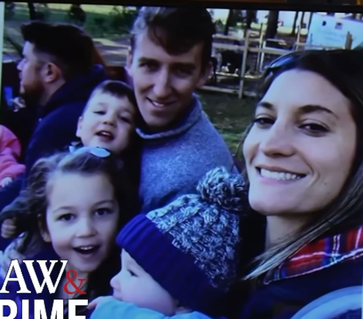 Lindsay Clancy (derecha) y Patrick Clancy (centro-izquierda), junto a tres de sus hijos pequeños, Cora, Dawson y Callan, en una feliz foto familiar tomada durante un paseo en carruaje de heno en otoño. El pie de foto de la imagen incluye las palabras "LAW&CRIME" superpuestas.