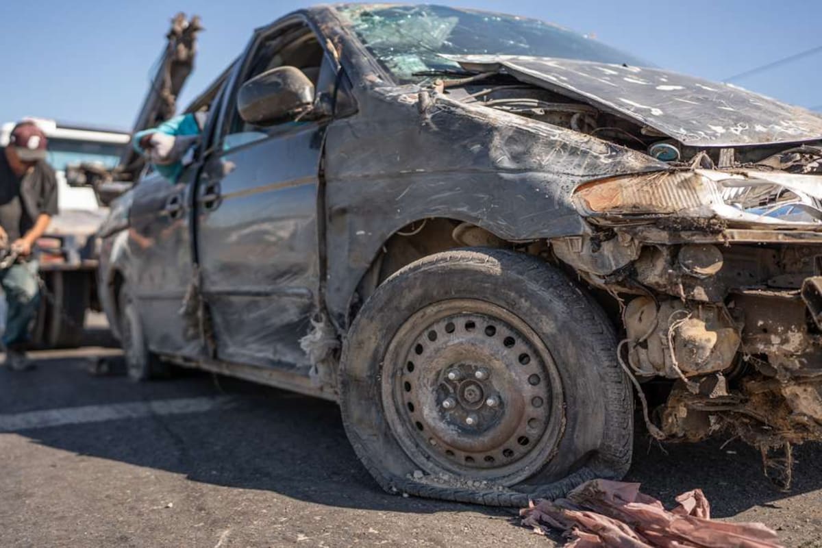 Volcadura en la carretera Libre Tijuana–Tecate; automovilista resulta ileso