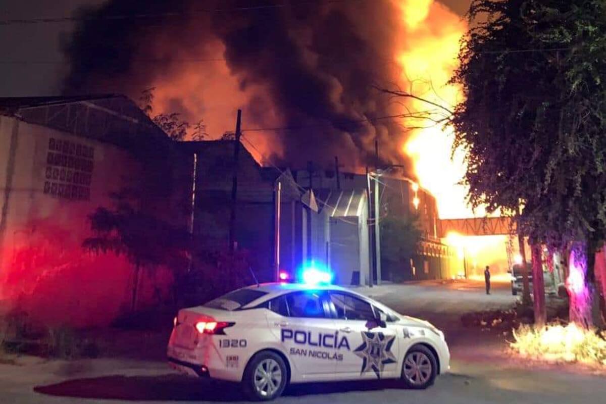 Incendio en Monterrey; se quema una fábrica de aceites en la zona metropolitana