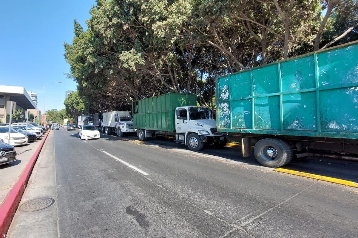 Protestan afuera de Palacio Municipal camiones de basura