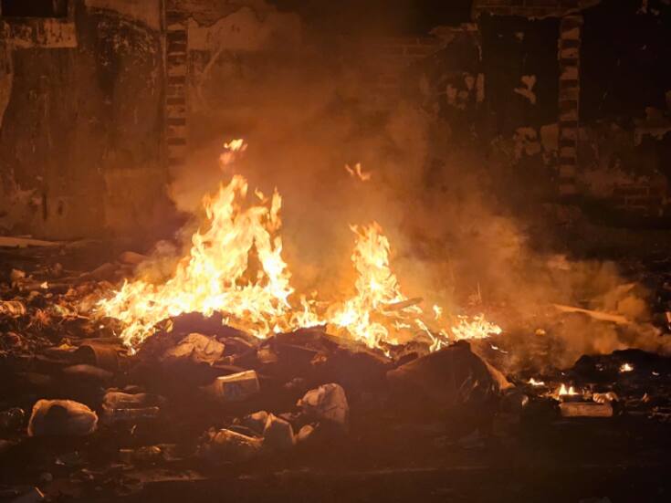 Bomberos sofocan tres incendios de basura en una misma noche