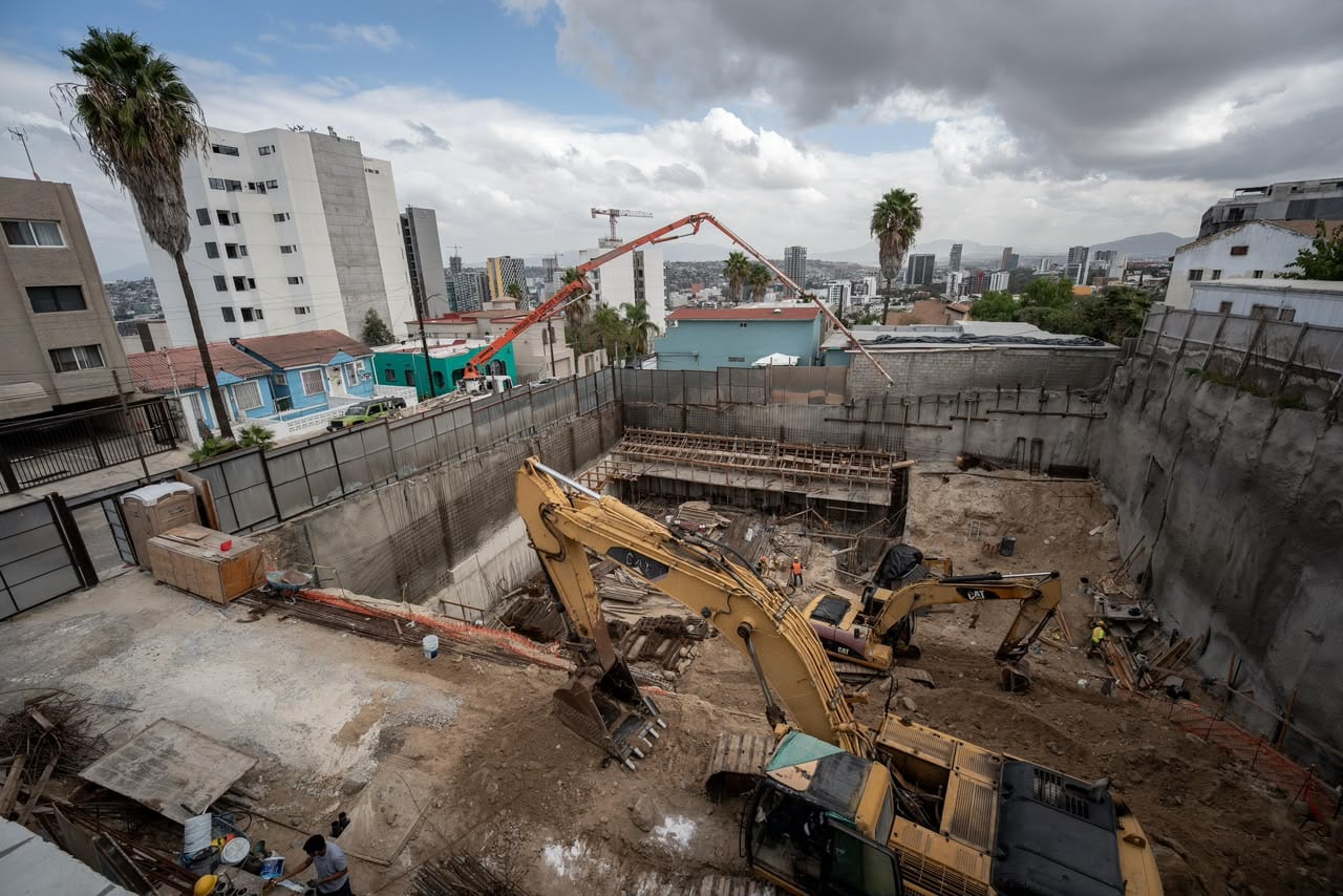 Vecinos de la colonia Cacho denuncian daños en viviendas y exigen obras de contención tras excavaciones en un predio colindante. Foto: Border Zoom
Familias de la colonia Cacho denuncian daños en sus viviendas, desalojos y falta de soluciones tras una construcción; algunas casas fueron etiquetadas en rojo.