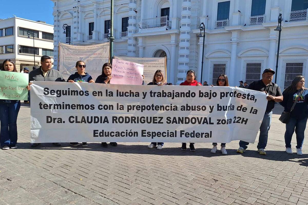 Maestros de Benito Juárez se manifiestan para exigir la destitución de la encargada de zona