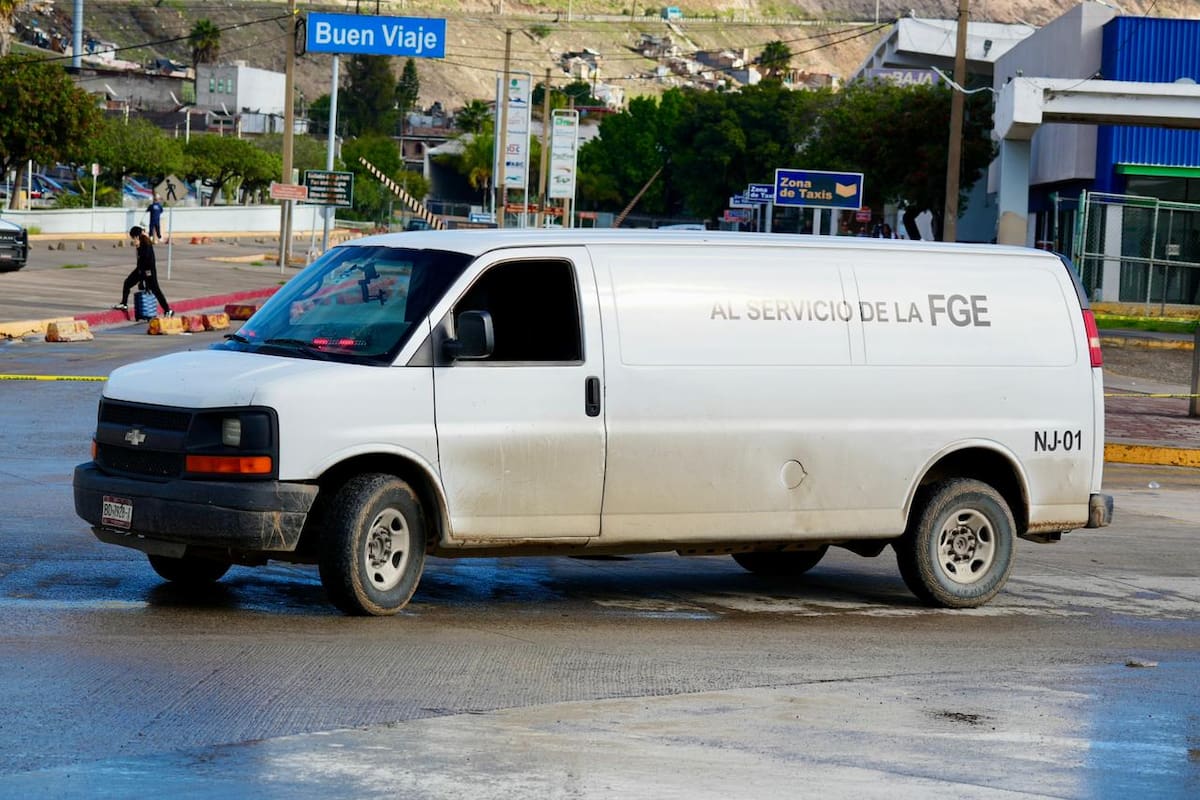 Localizan cuerpo colgado de un poste