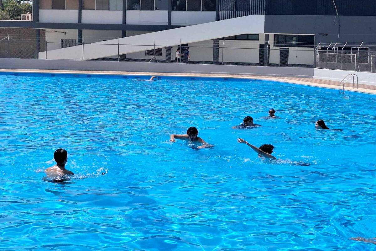Disfrutan cajemenses de la alberca del Deportivo