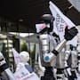 Treinta robots con banderas polacas se manifestaron frente al ministerio de tecnología para exigir leyes que protejan los empleos humanos ante el avance de la inteligencia artificial