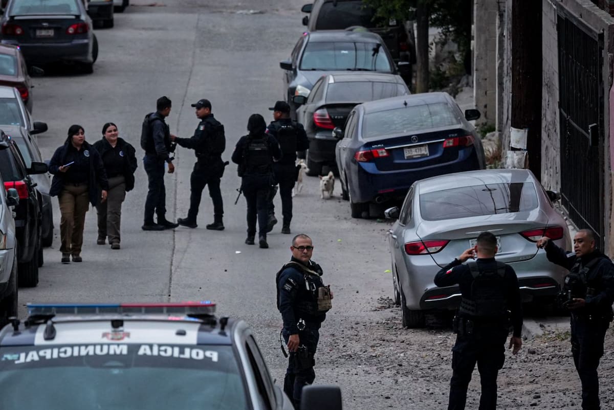 Las víctimas fueron atacadas a balazos cuando viajaban en un vehículo; paramédicos confirmaron que ambos murieron en el lugar. Foto: Leonardo González