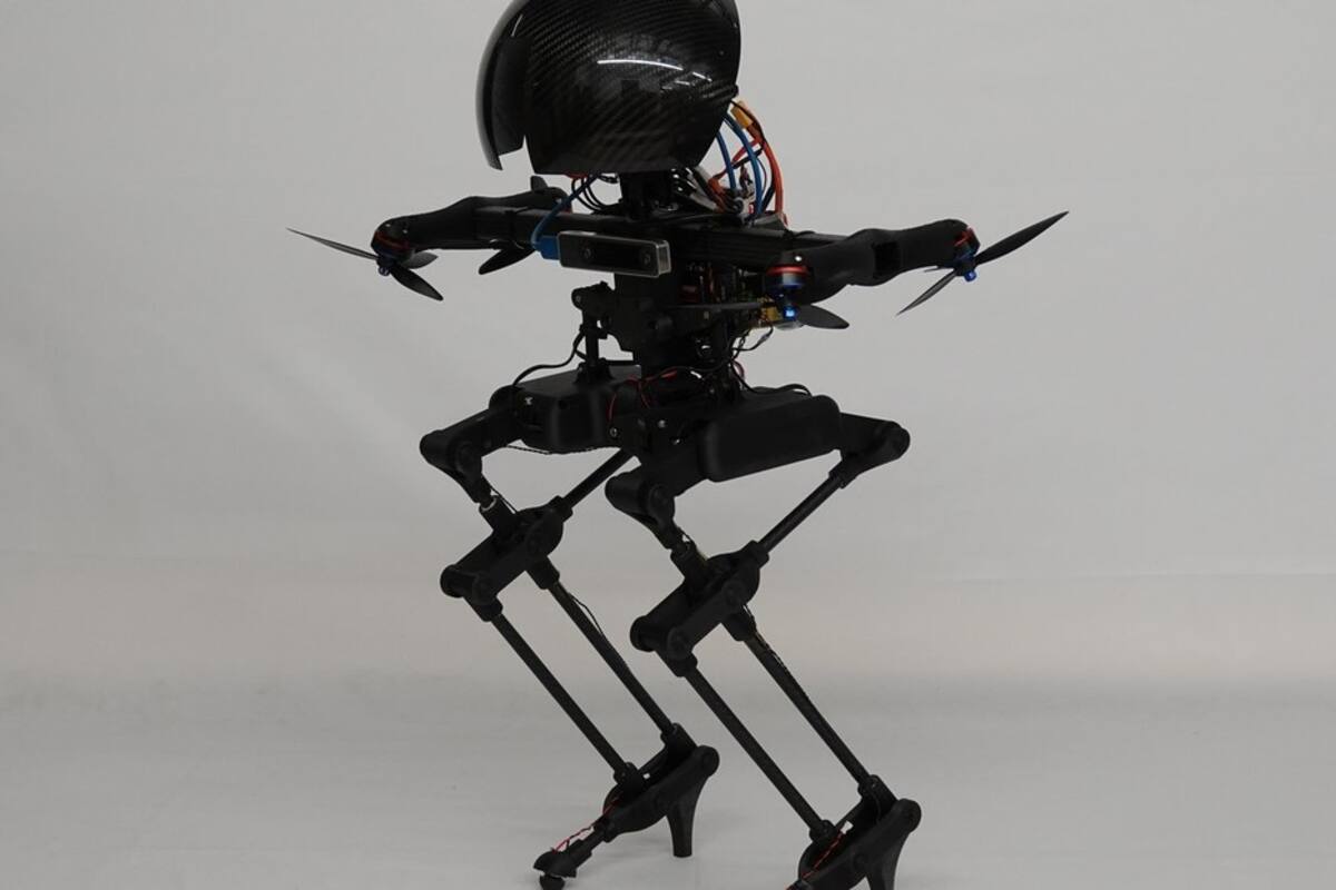 El dron capaz de volar, caminar sobre una cuerda floja y andar en patineta