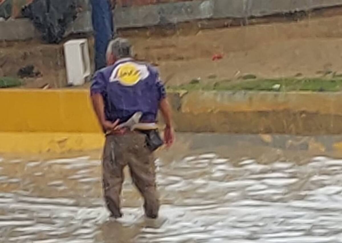 Juan busca mantener limpia la vialidad con las lluvias.
