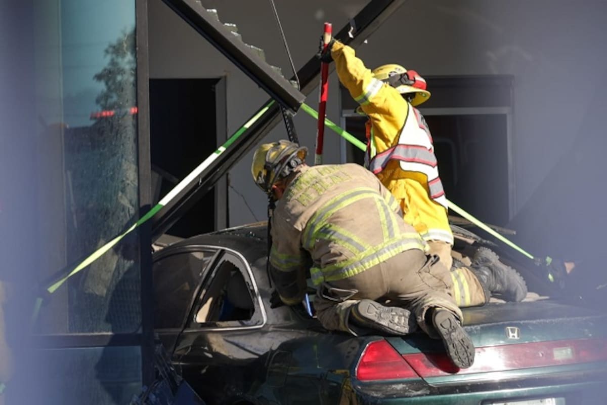 Pierde el control de su vehículo e impacta contra oficinas en parque industrial