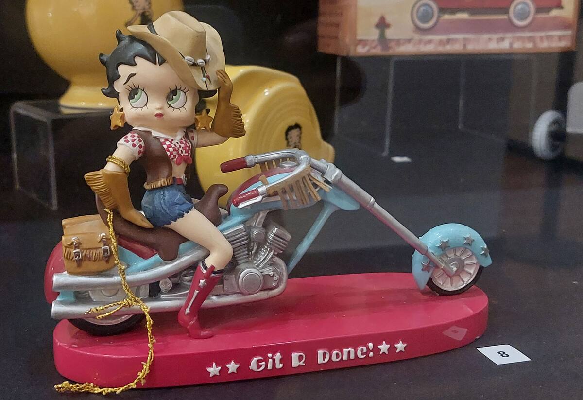 Una escultura de Betty sobresale en la exposición.