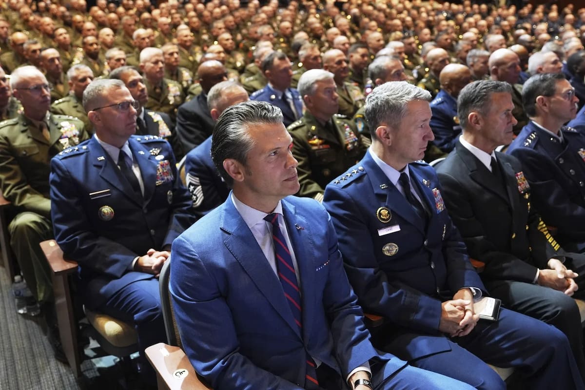 Altos mandos militares estadounidenses y Pete Hegseth, titular de El Pentágono, escuchan el discurso del presidente Donald Trump. | Crédito: AP