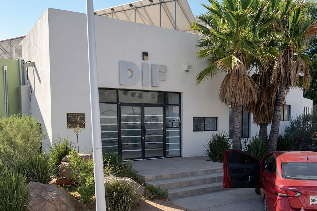 Abandonan a niño frente al DIF de Nogales