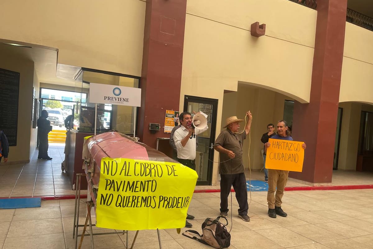 Marchan con ataúd en Rosarito contra alza de impuestos propuesta para 2026