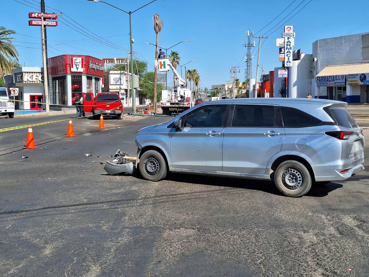 Se registra fuerte choque en Hermosillo, sobre el Periférico Norte. | Crédito: Misael Montaño (GH)