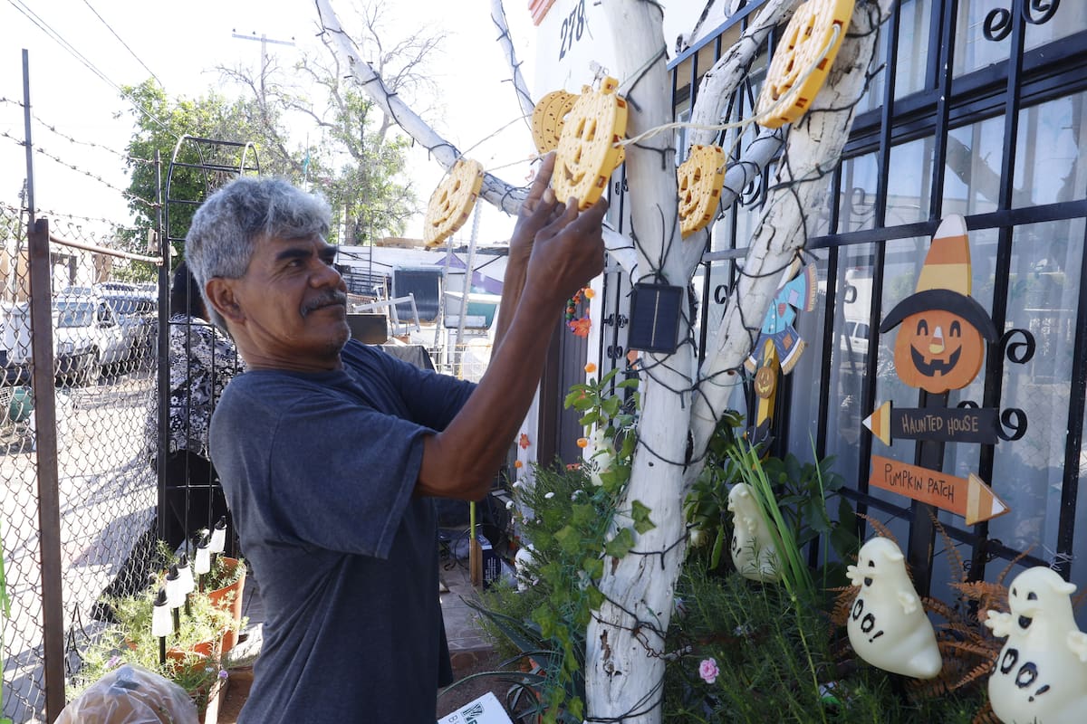 Empiezan a decorar casa de Halloween