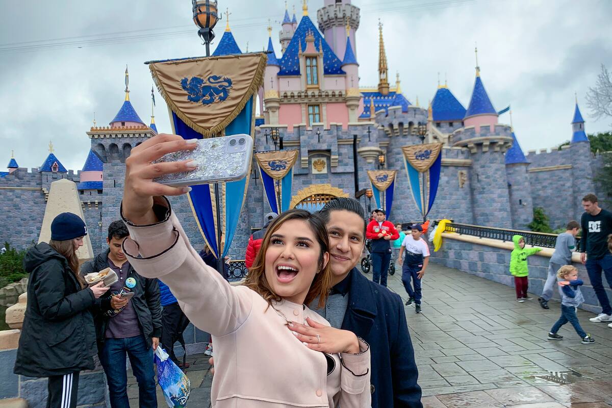 Disfrutan último día en Disneyland antes de cierre por pandemia