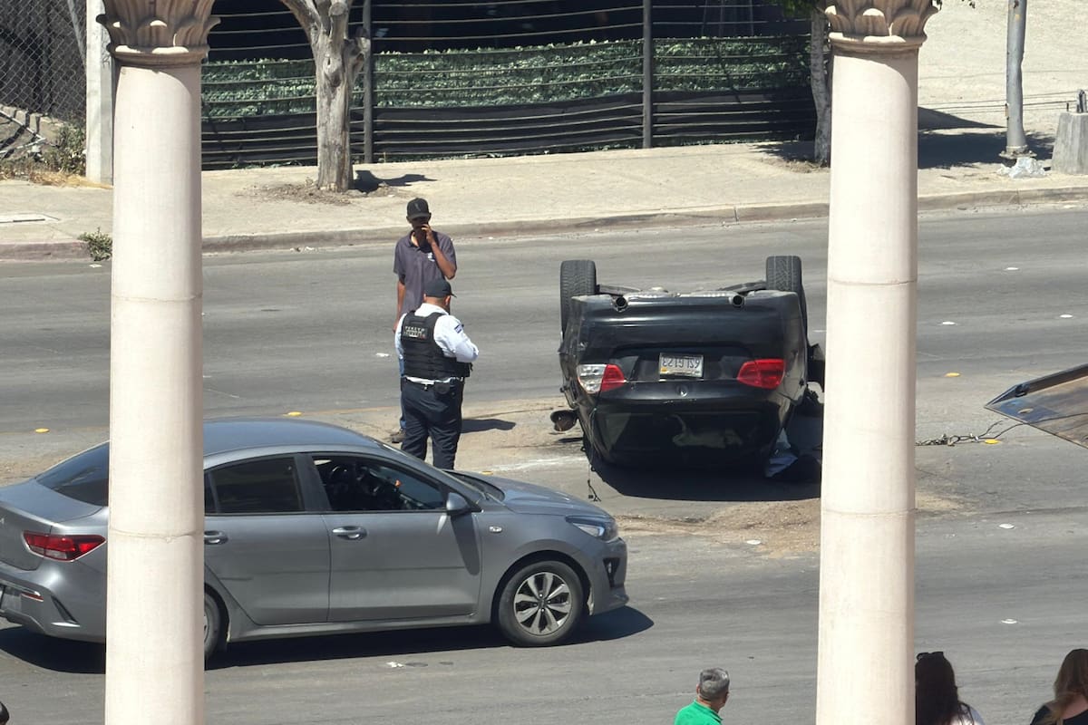 Aparatoso choque y volcadura en el bulevar Díaz Ordaz deja solo daños materiales