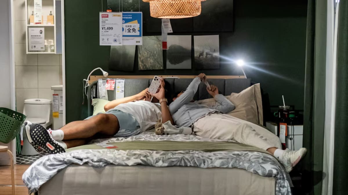 Jóvenes trabajadores en China comparten habitación e incluso cama para reducir el alquiler ante los bajos salarios y el temor a perder el empleo