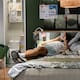 Jóvenes en China comparten cama para ahorrar renta