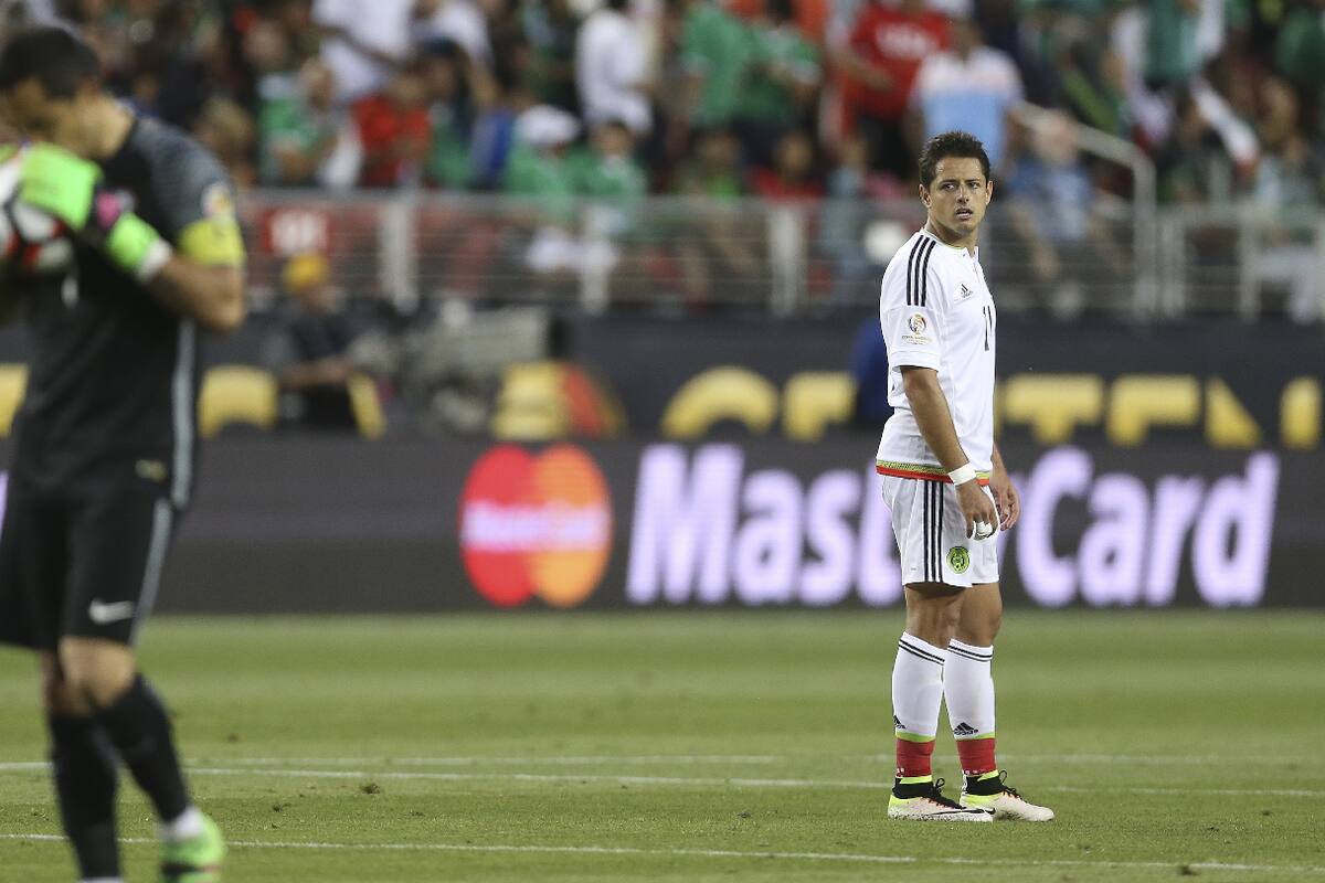 "Diles que paren": Futbolista chileno recuerda la súplicas de 'Chicharito' en el 7-0 de Chile a México