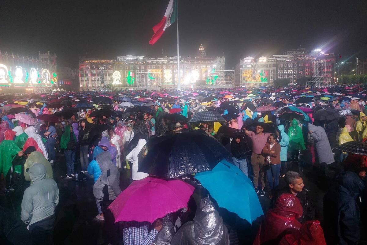 A pesar de la llovizna, el Zócalo espera lleno el último grito de AMLO