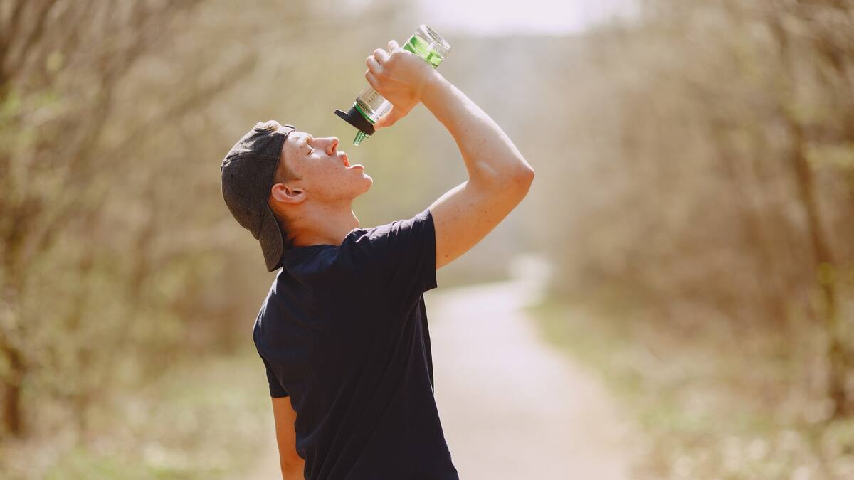 Beber suficiente agua es vital para el buen funcionamiento del cuerpo, pero no existe una cantidad universal que sirva para todos.|Foto: Canva