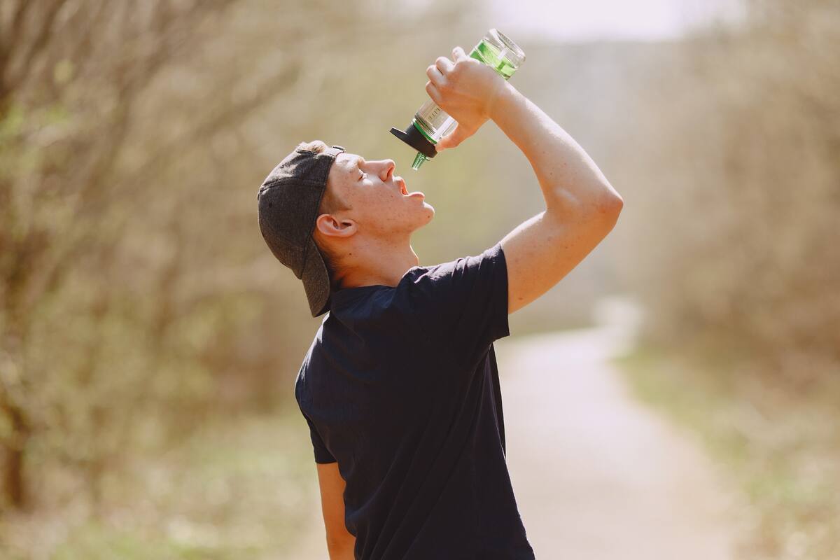 ¿Cuánta agua debemos tomar realmente? El cuerpo necesita más que una fórmula universal