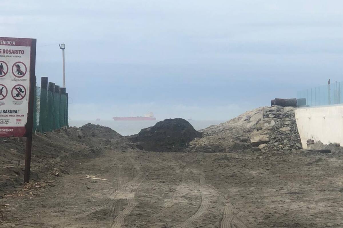 Bloquean piedras y arena acceso a playas de Rosarito