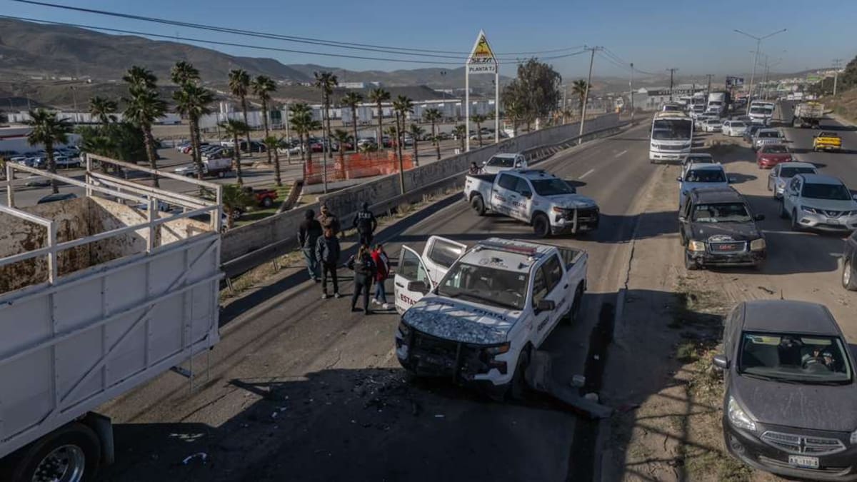 El percance involucró un camión de carga, un vehículo particular y una patrulla estatal; no se reportaron personas lesionadas. Foto: Border Zoom