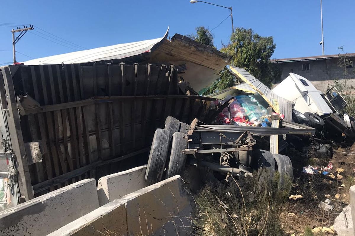 Tráiler con cajas de leche vuelca en cruce de Corredor 2000 y Popotla en Rosarito