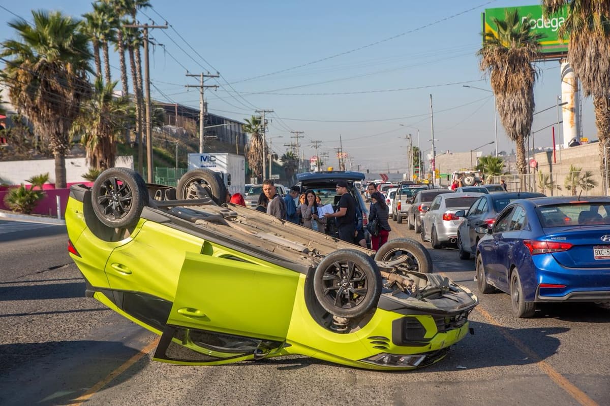 Auto termina volcado tras choque múltiple en Baja Máq El Águila