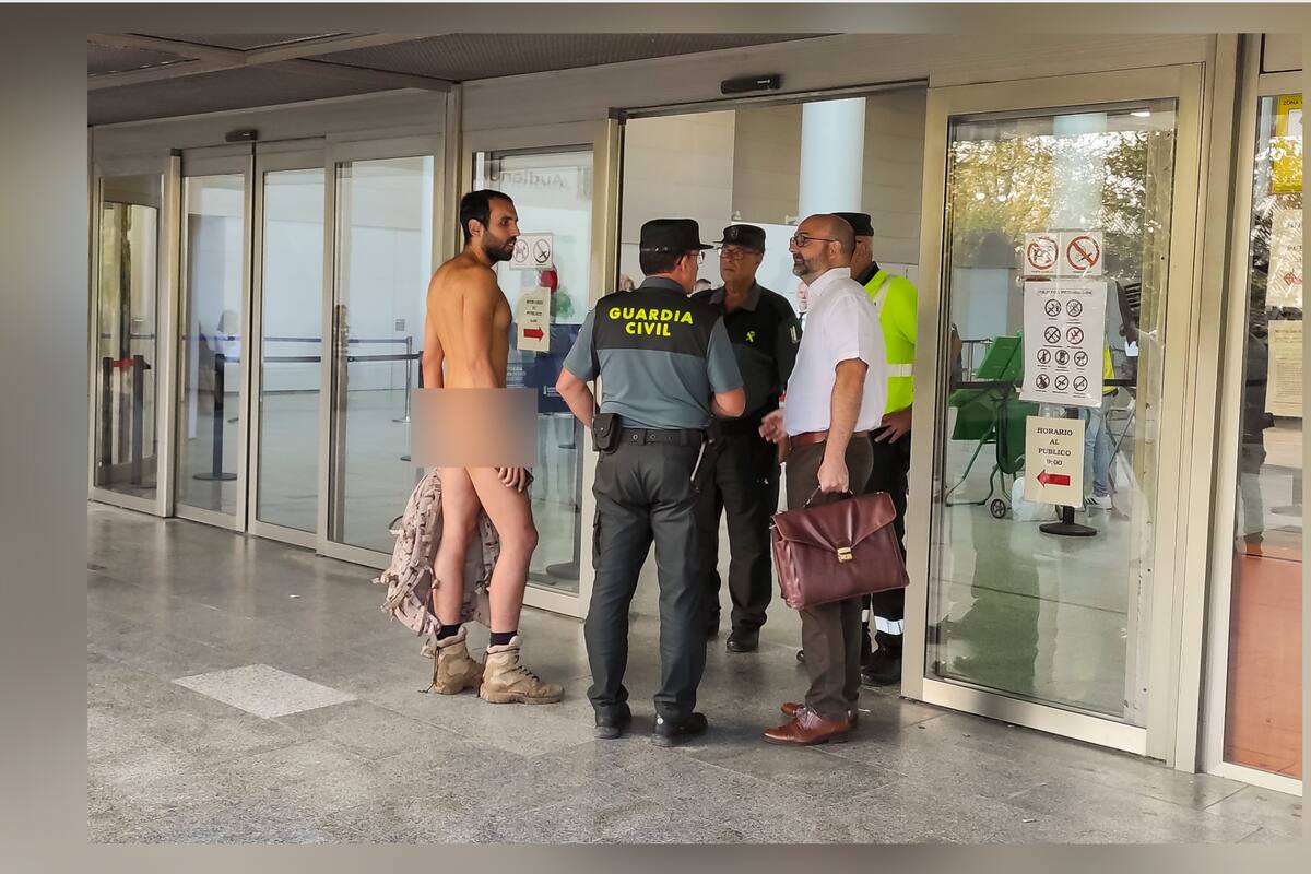 VIDEO: Hombre desnudo intenta acceder a un juicio por exhibicionismo en España