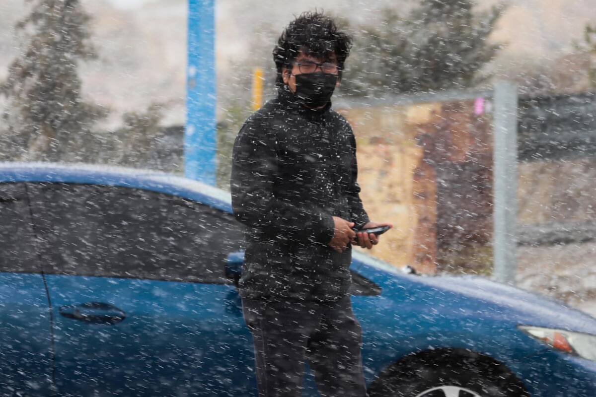 Cae agua nieve en el poblado de La Rumorosa