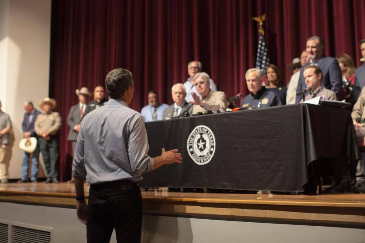 Beto O'Rourke interrumpe conferencia y desafía a Greg Abbott por tiroteo en Texas: "No haces nada"