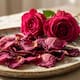 Esto es lo que puedes hacer con las rosas marchitas que tienes guardadas para aprovechar sus propiedades naturales