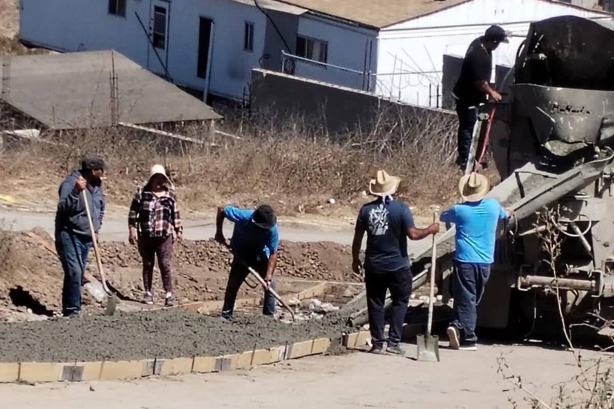Vecinos construyen rampa de acceso en colonia de Rosarito